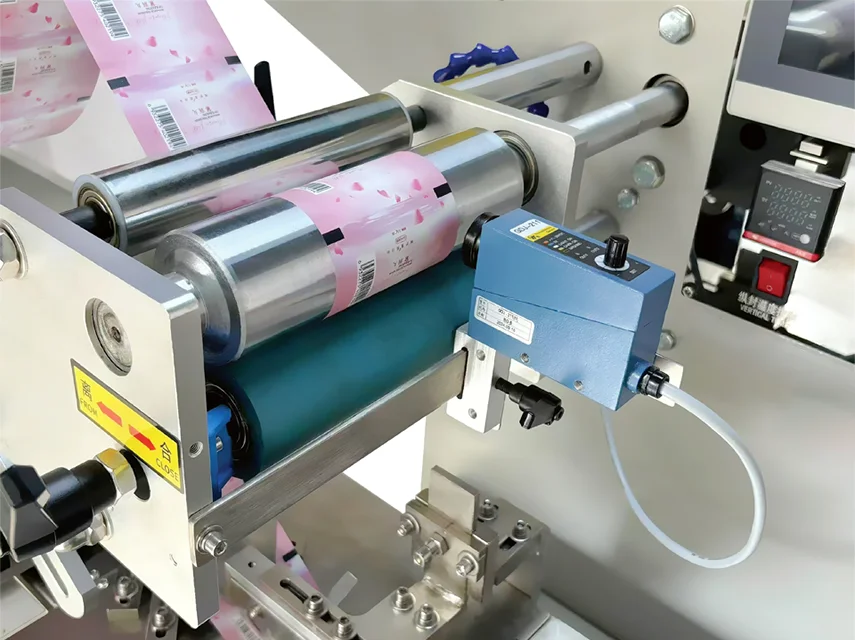 آلة التعبئة والتغليف الأفقية لحلوى الشوكولاتة الصغيرة الأوتوماتيكية بالكامل عالية الجودة