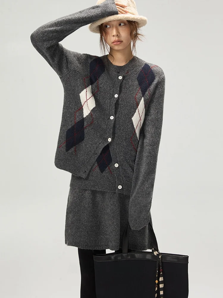 

Новый зимний комплект из трех предметов: вязаный жилет в клетку, юбка и футболка. Модный корейский стиль для взрослых женщин.