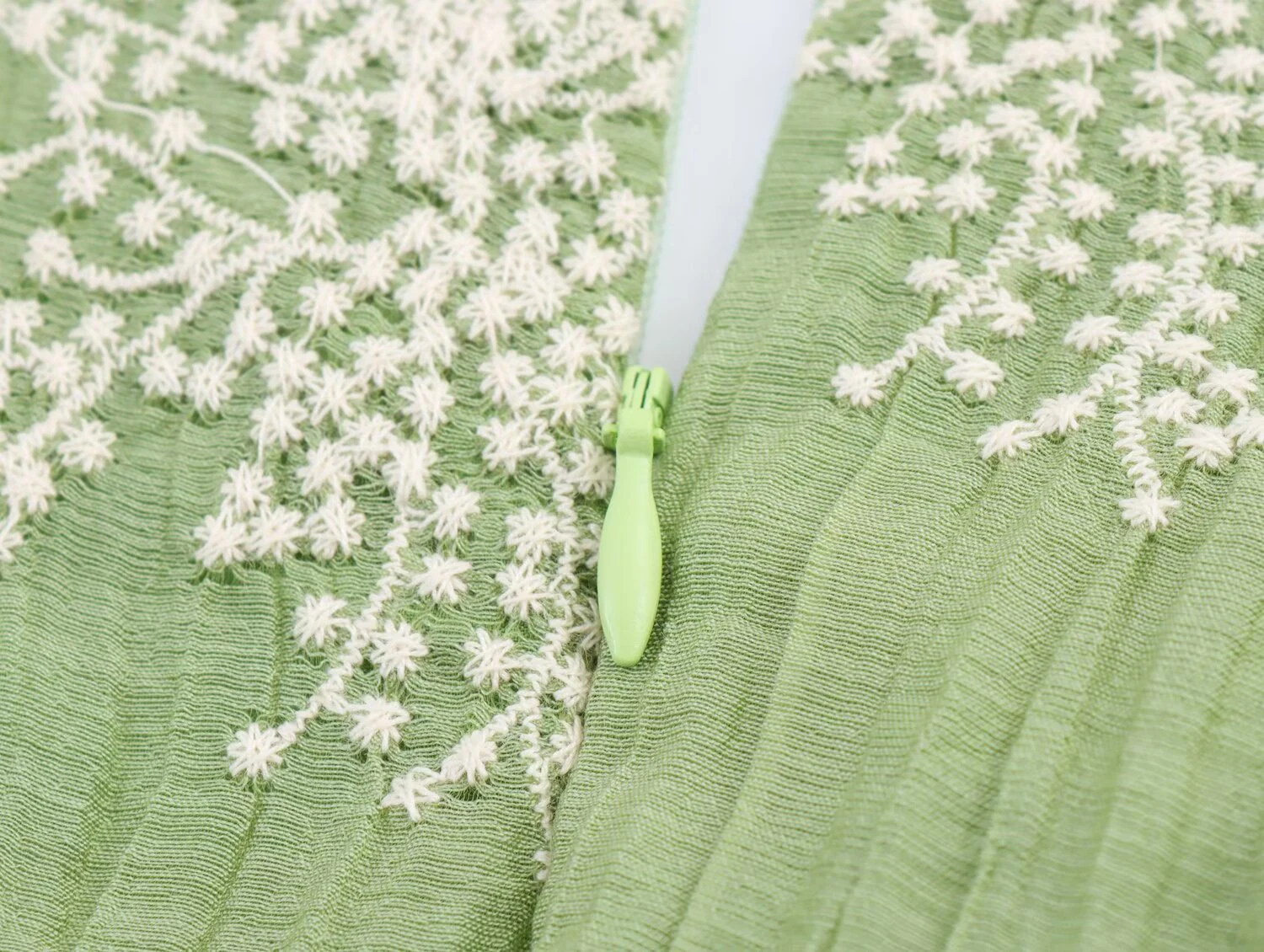 2025 outono novas roupas femininas estilo retro francês simples bordado renda emenda com decote em v cintura vestido longo