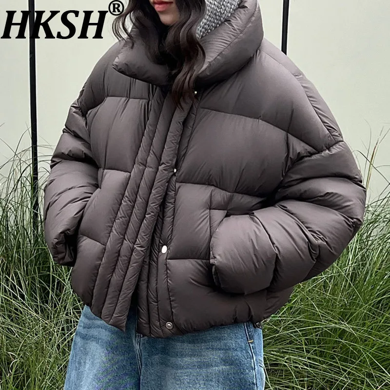 

HKSH 2025 Winter New Women's Puffer Jackets Stand Collar Single Breasted Solid Color Elegant Casual Warm Short Down Coat HK15683