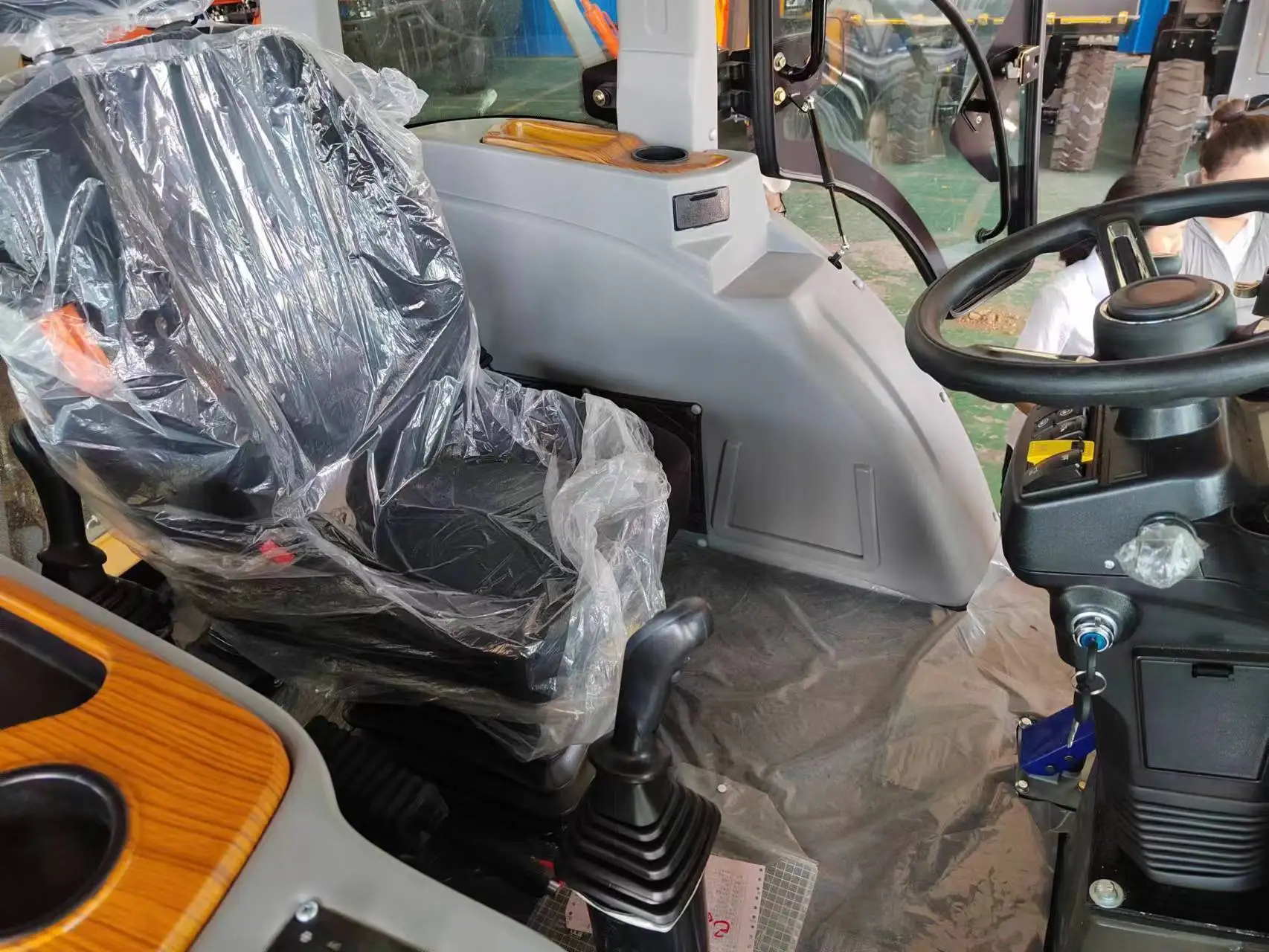 China Multifunctionele Professionele Ontwerp Mini Graaflaadmachine Cummis Motor Graaflaadcombinaties Tractor Lader Graafmachine Prijs Aangepast