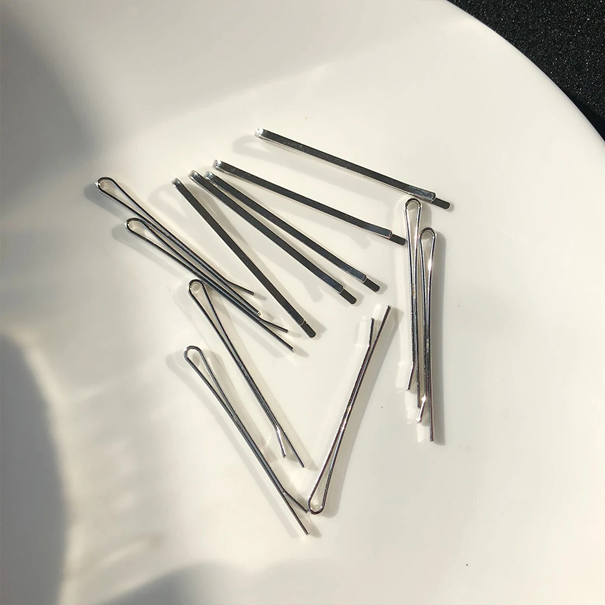 Minimalist hair clip with a straight line clip, broken hair bangs clip, and versatile style clip on the side. Hair clip with a h