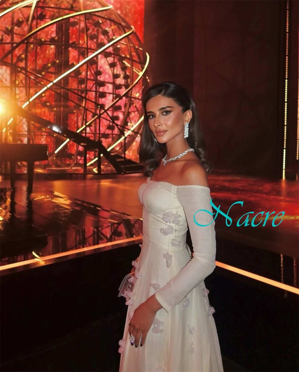 فستان سهرة رائع مخصص من الساتان برقبة قارب وزهور رقيقة للحفلات الراقصة فساتين فاخرة بأكمام طويلة للمناسبات الخاصة