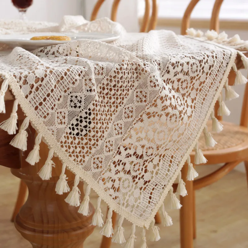 ภาษาฝรั่งเศสคําสวนโครเชต์พู่ตารางผ้า Beige Hollow Out ผ้าปูโต๊ะโพลีเอสเตอร์พื้นหลังผ้าตกแต่งตาราง