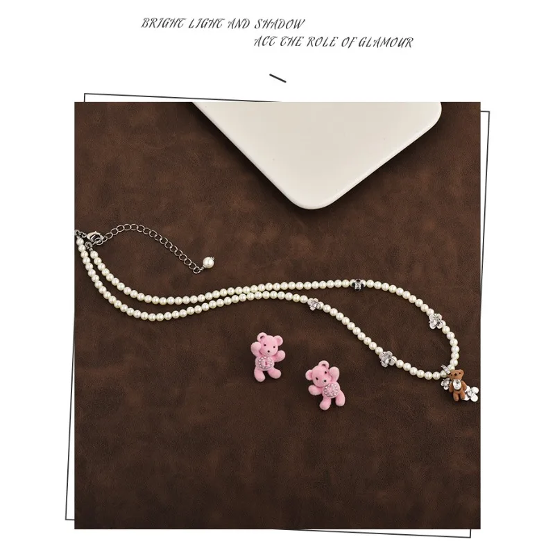 

Cool Velvet Bear pendant necklace, neck accessory, women's niche collarbone chain, fashionable clothing sweater chain