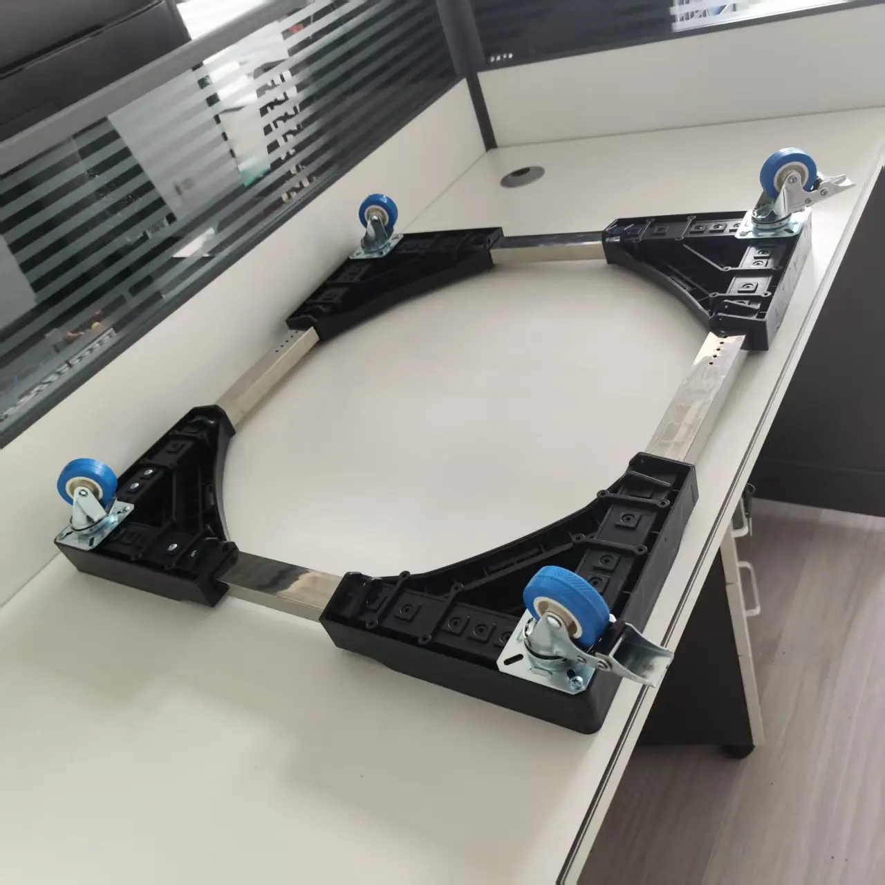 핫세일 신제품 이동식 스탠드-세탁기 및 냉장고 공장 직판 가전제품 이동식 바퀴 포함