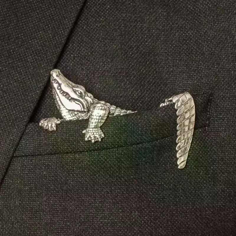 Durable Zinc Alloy Vintage Crocodile Tiger Shaped Engraved Men's Suit Lapel Pin Classic Formal Accessory Pins For Men Suits