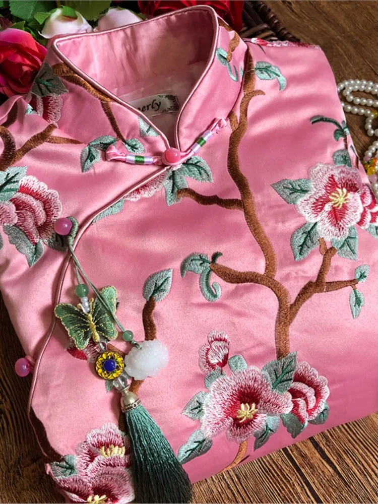 

Cheongsam, верхнее легкое женское пальто в традиционном китайском стиле с хлопковой подкладкой