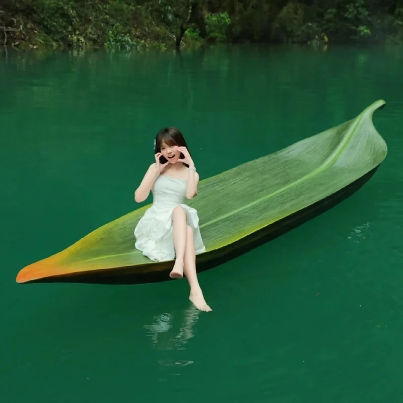 

Гигантская плоская лодка, листовая лодка, живописное место на открытом воздухе, парк, круизная лодка, фотосъемка, в клетку, дренаж, украшение, большое орнамент