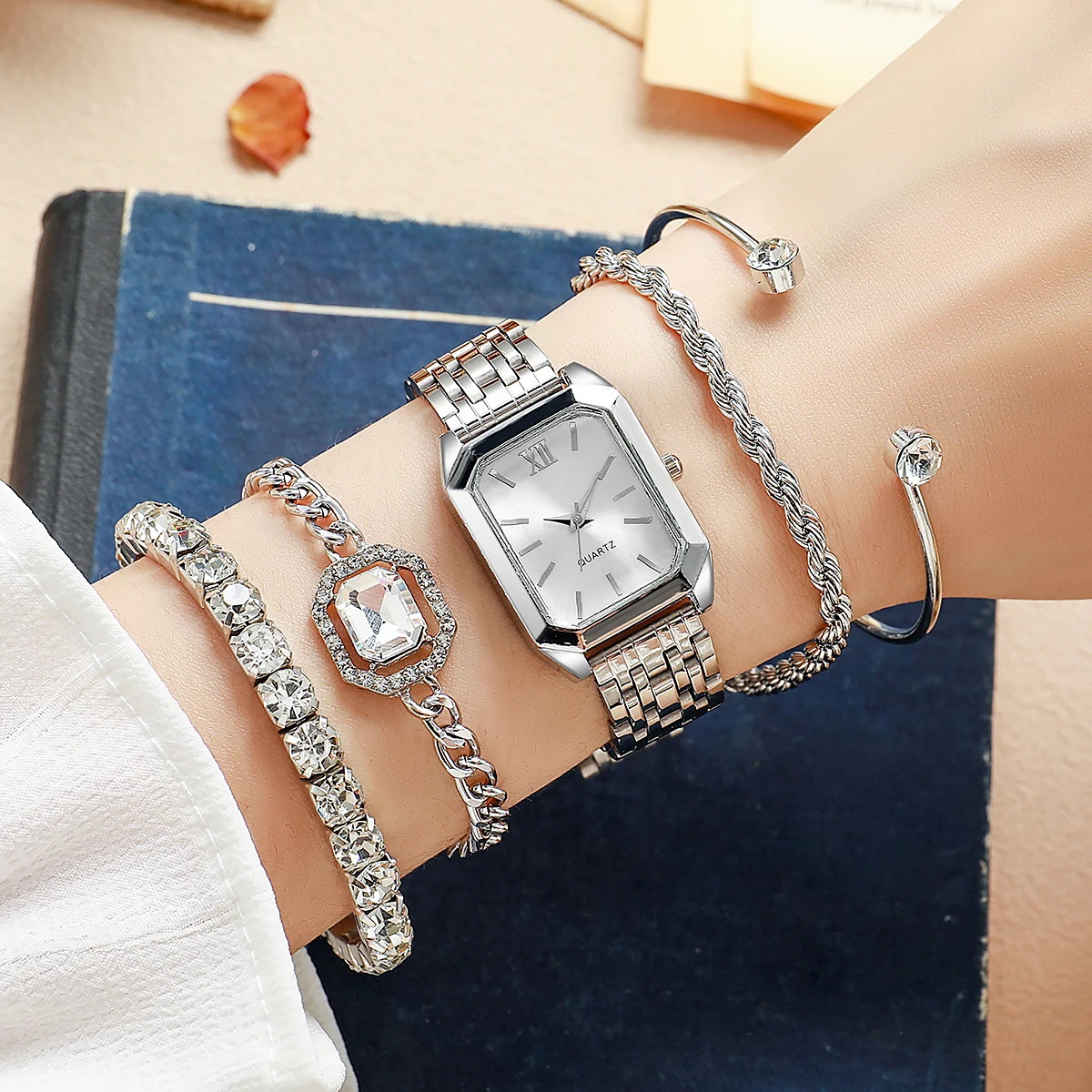 ساعة كوارتز كلاسيكية جديدة بحزام فولاذي بحزام فولاذي كلاسيكي بسيط فاخر مع سوار ماسي مائي