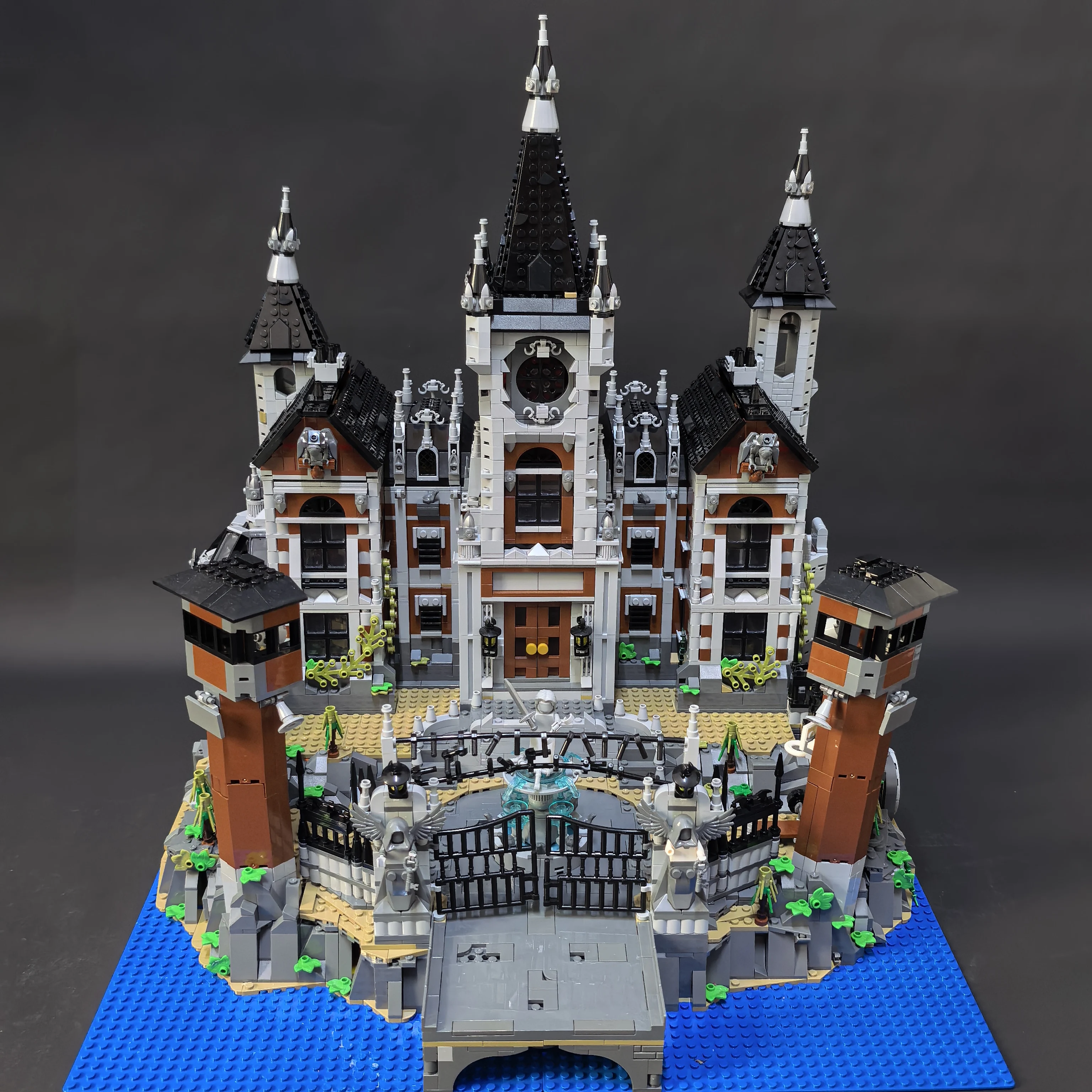 

Arkham Asylum Building Blocks Set - MOC 6726PCS Gothic Castle Modular Architecture Model Toys for Adults Collectors Decor Gift