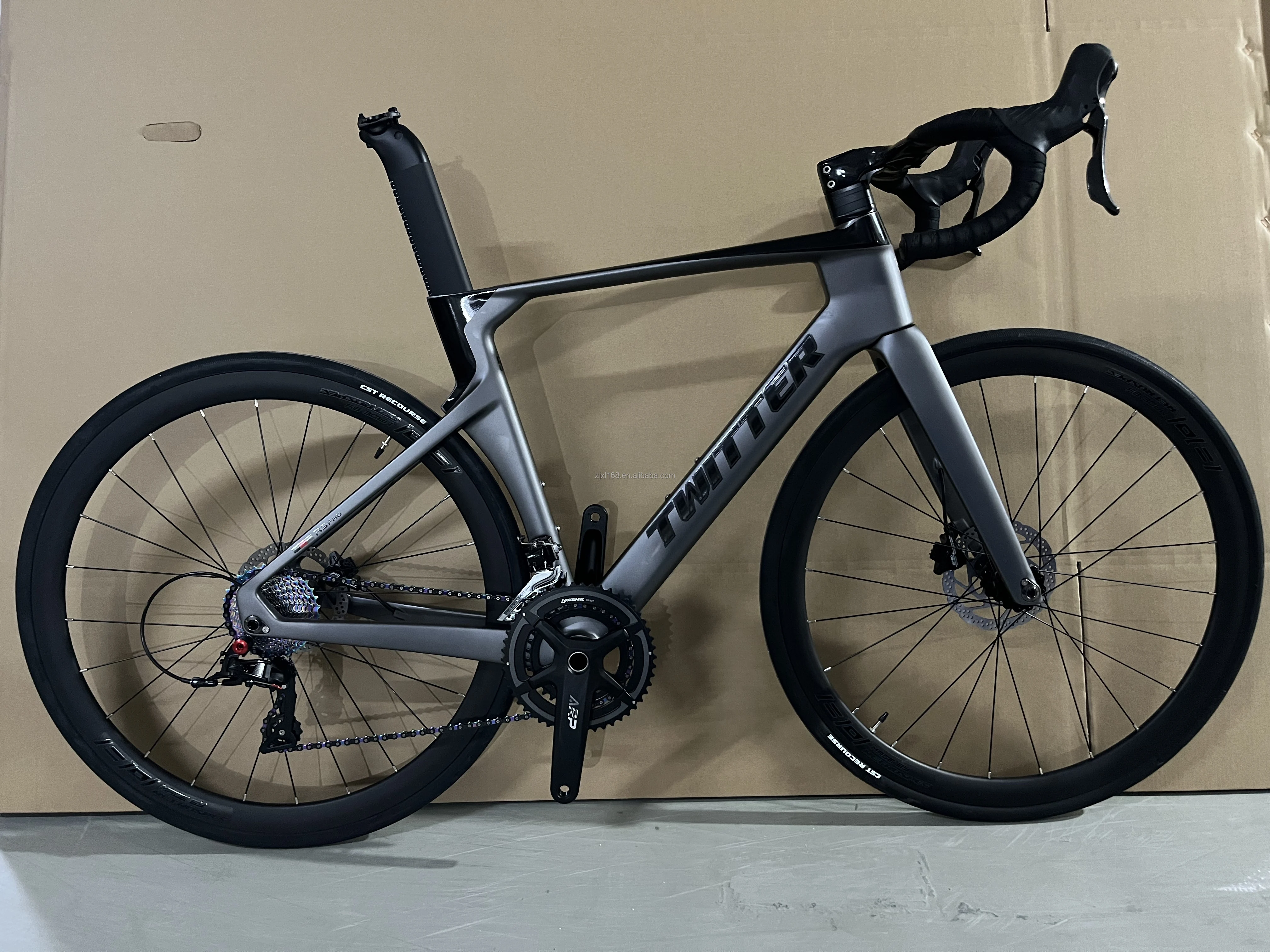 EER 5-Star carbon fiber road bike with carbon fiber fork and disc brakes, 24-speed 700C racing bike available in 12 colors