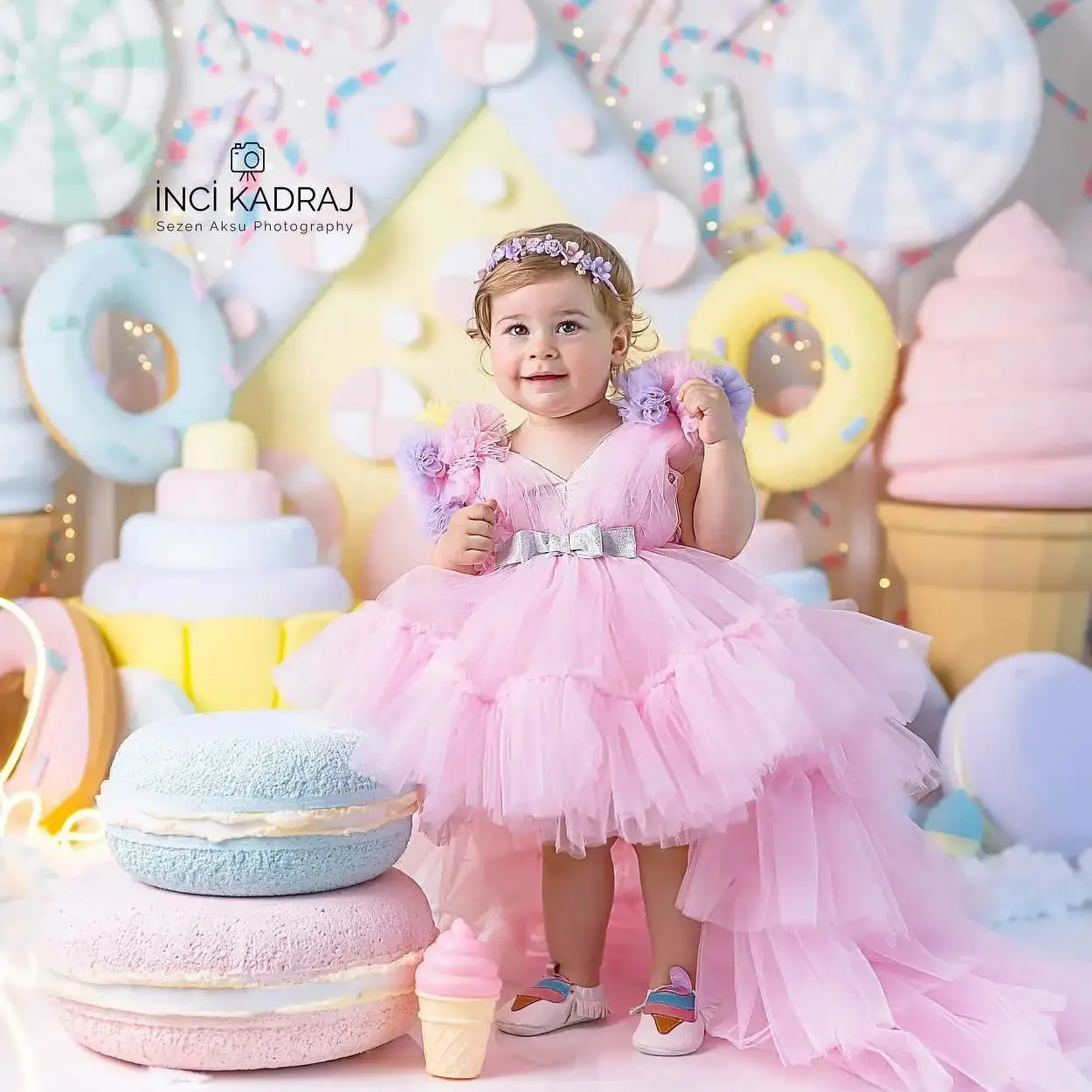 

Puffy Pink Flower Girl Dresses Tiered V Neck Sleeveless Children Birthday Gowns Long Train Little Kids Photoshoot Dresses