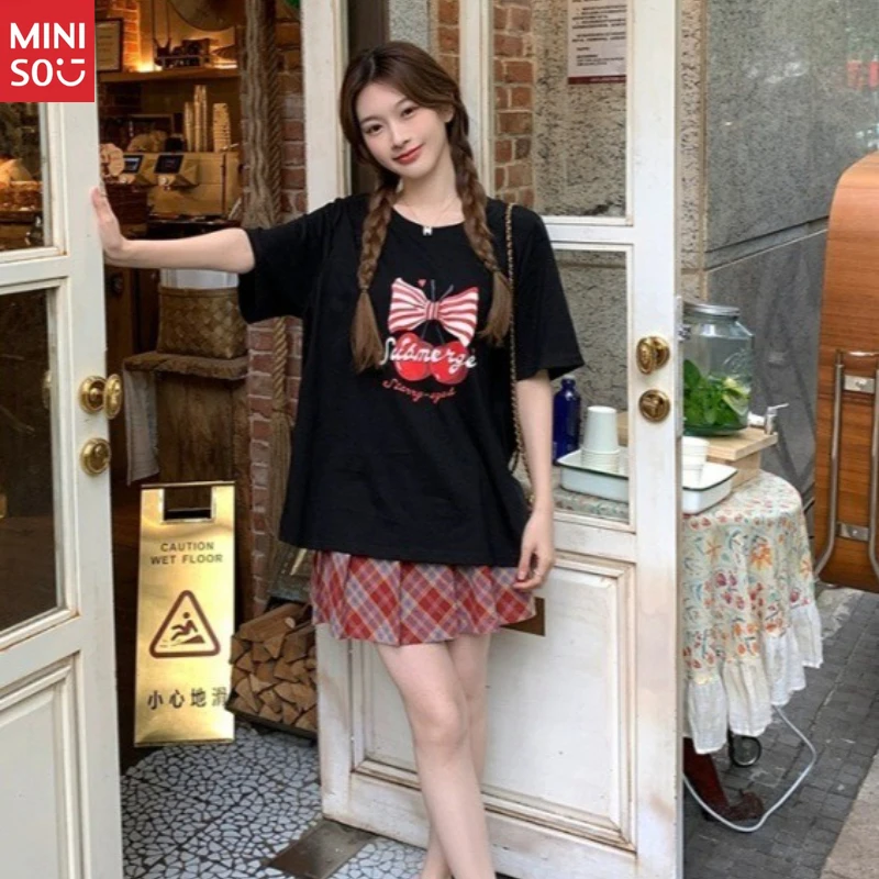 

Женская футболка Miniso больших размеров, лето 2025, новый дизайн, футболка с короткими рукавами и принтом, повседневный топ для прикрытия живота