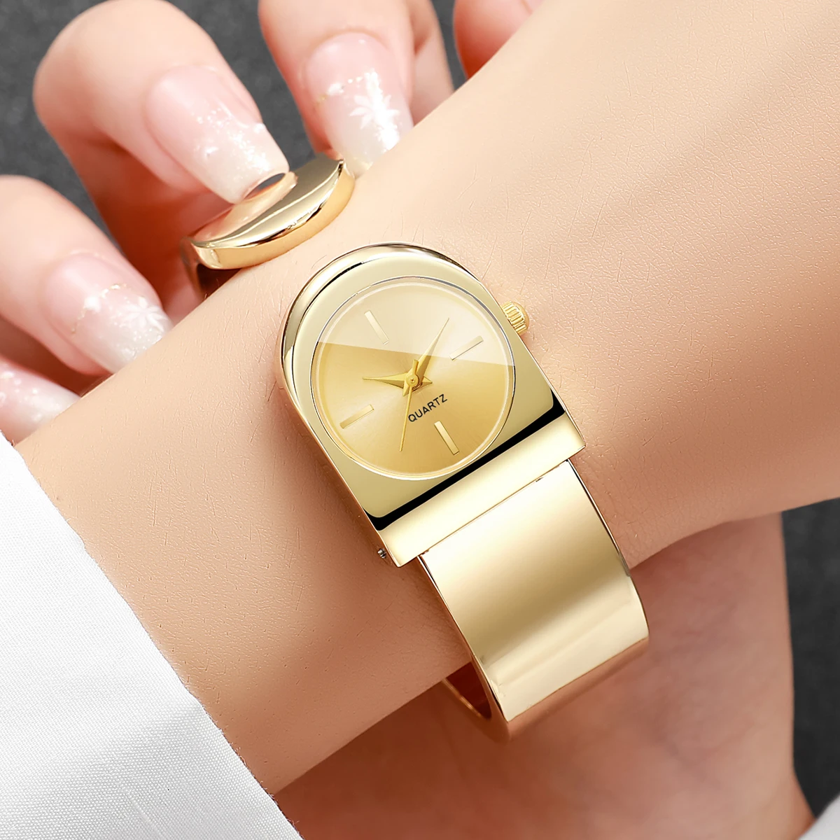 Fashion Golded Cuff Bangle Strap Women Watches Unique Shaped Dial Quartz Wristwatch Relogio Feminino Clock Gift (Without Box)
