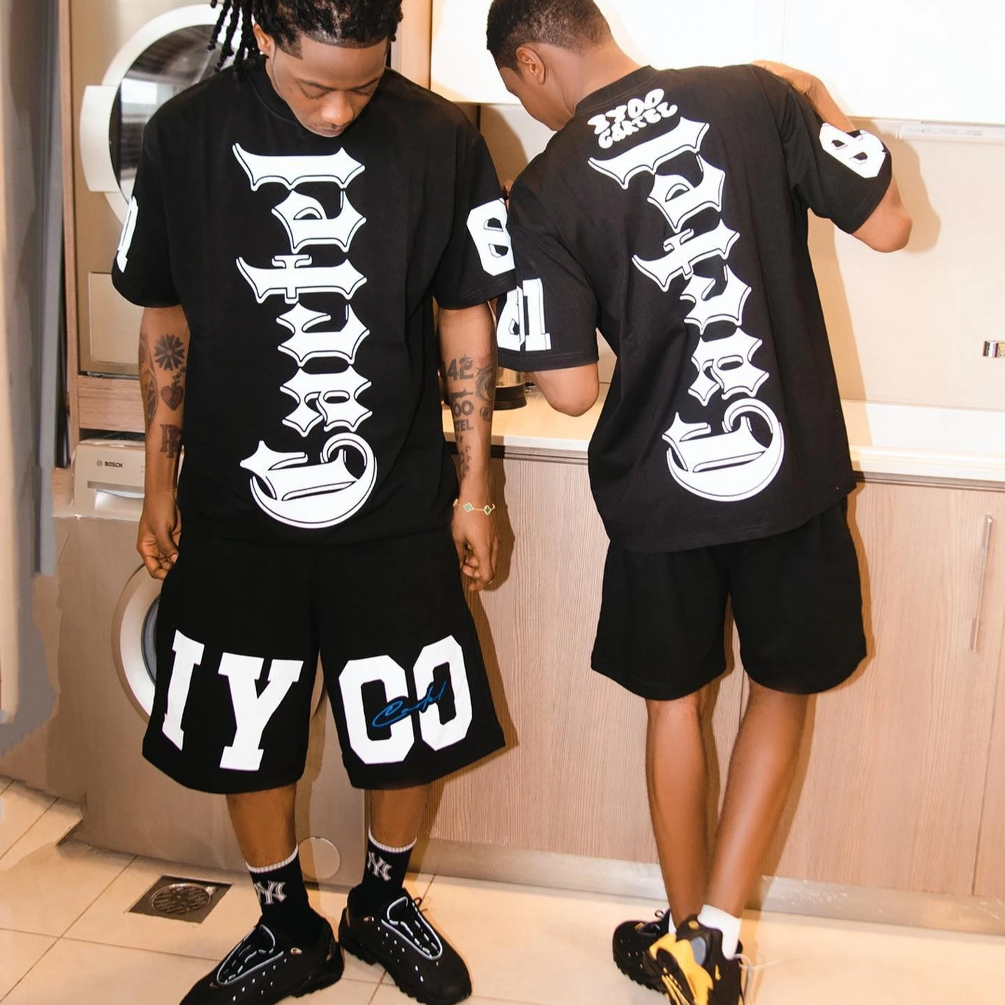 American High Street Hip-hop / Dark Street Style Gothic Font Men's Oversized T-Shirt Set Summer Quick-drying T-Shirt & Shorts