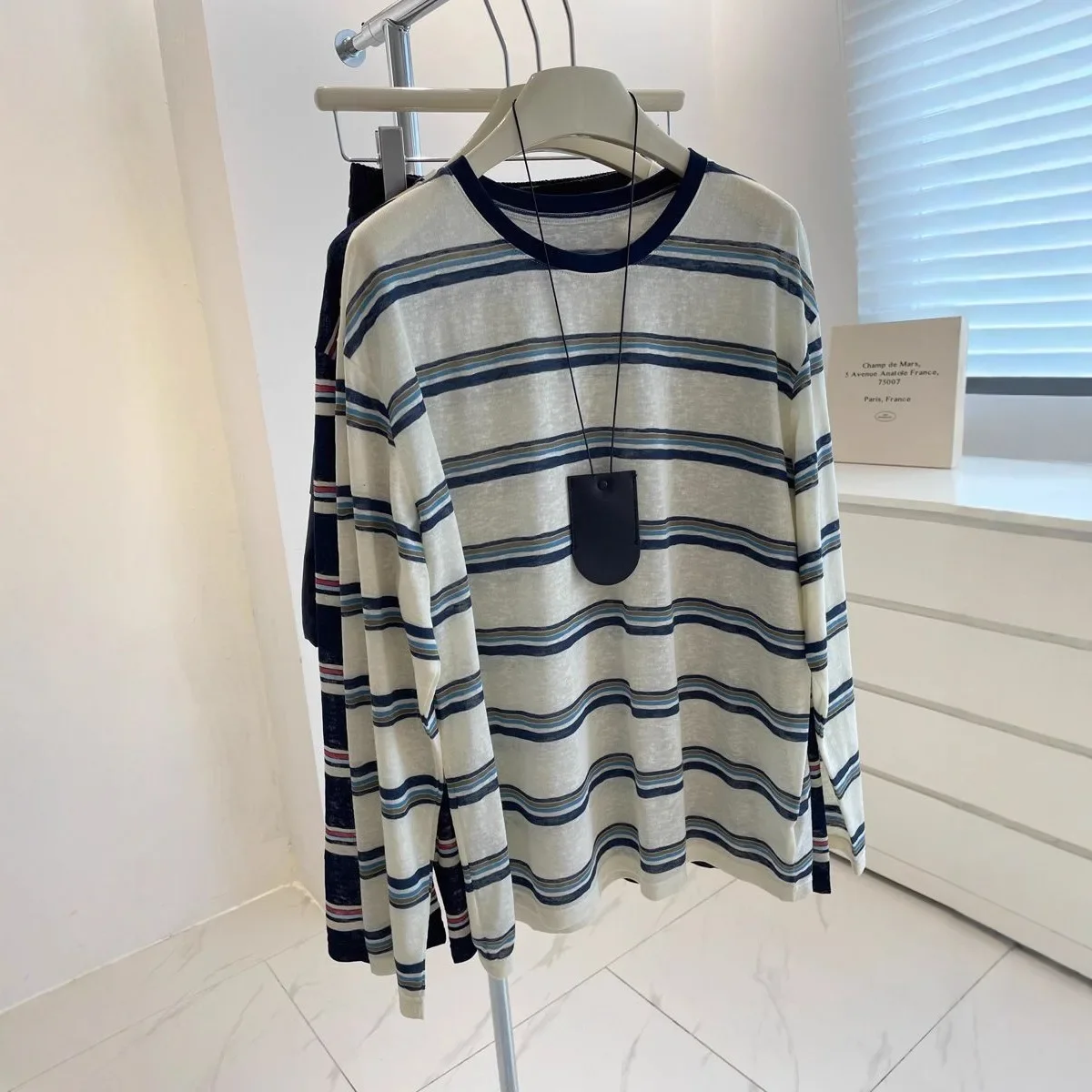 Minimalist Blue White Stripe Long Sleeve Top For Women, O-neck Oversized Lazy Fit French Style Casual T-shirt view 3