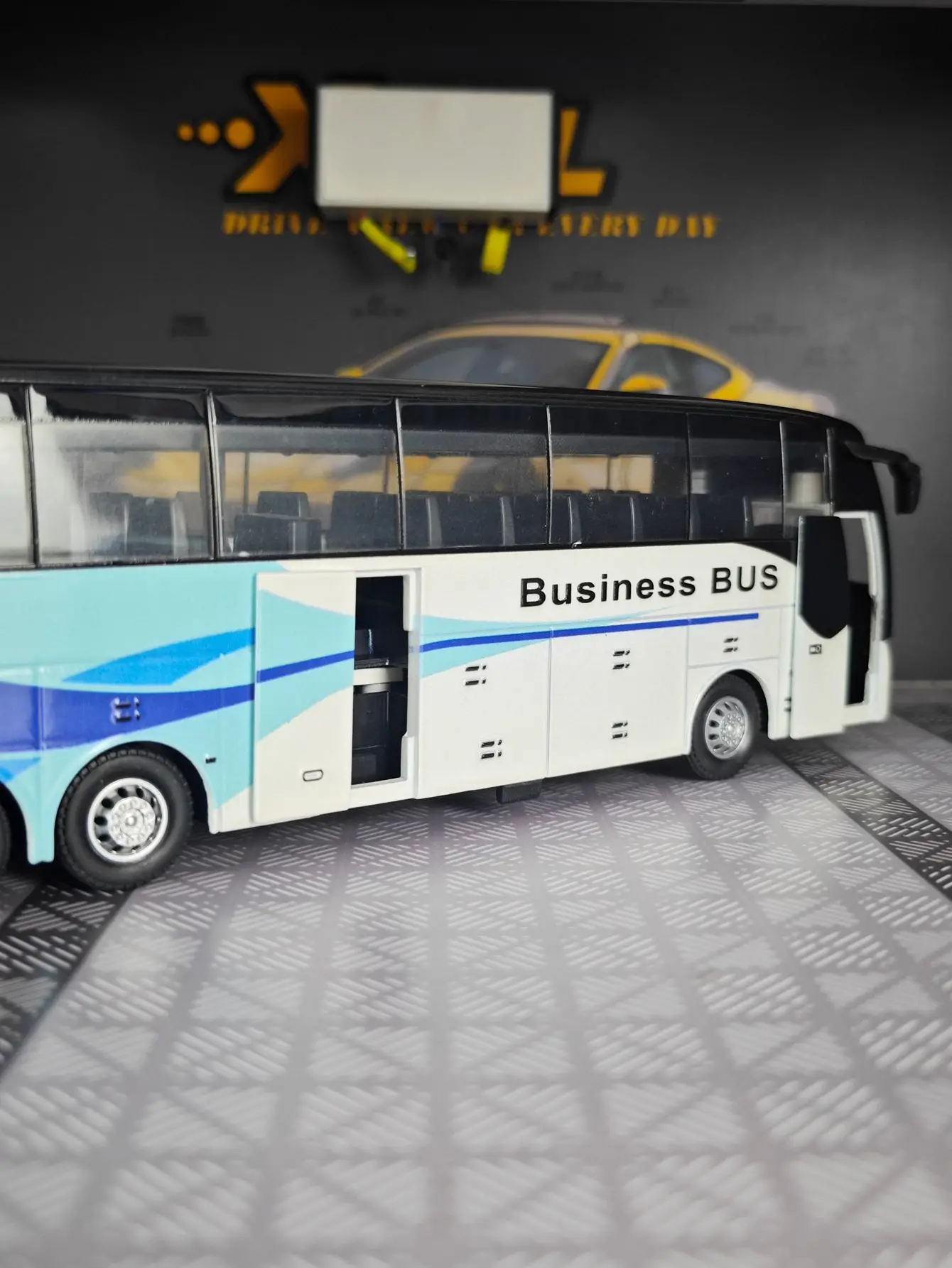 

1:30 simulation Business Bus Alloy Car Model Doors Can Open has sound and lighting functions rich details, fine workmanship