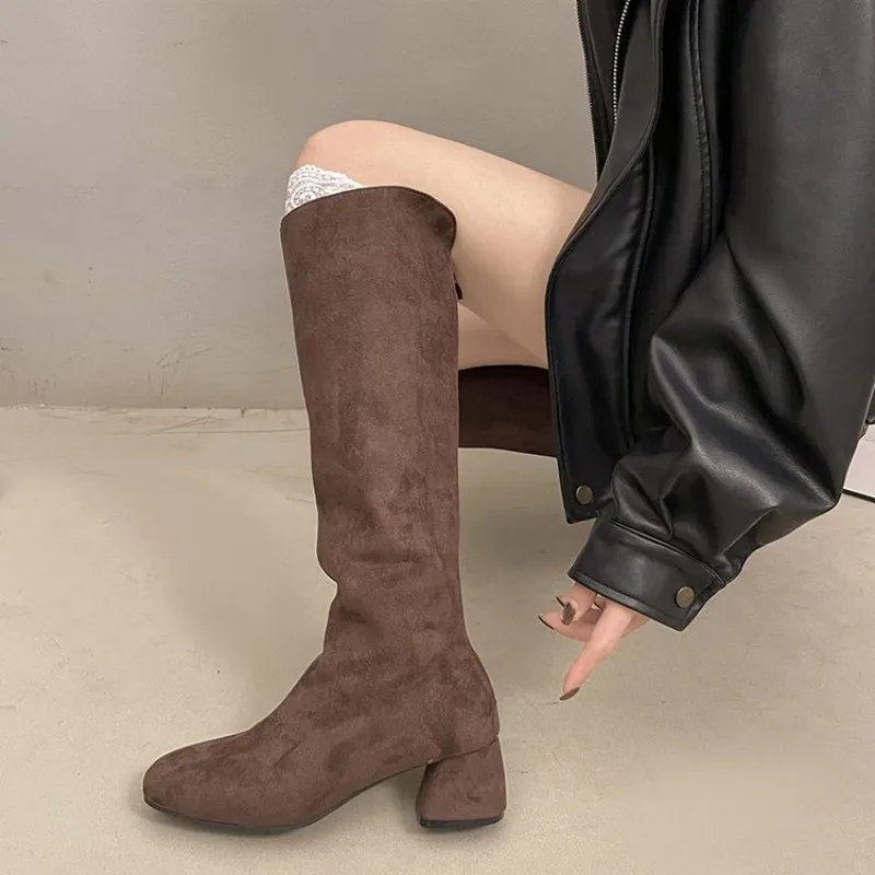 Herbst/Winter Damen-Stiefel mit Rundem Zeh und Dicker Sohle - Elastisch - Rückseitiger Reißverschluss - Samt-Finish - Bequem und Warm - Absatz ist Übergroß – Detail 13