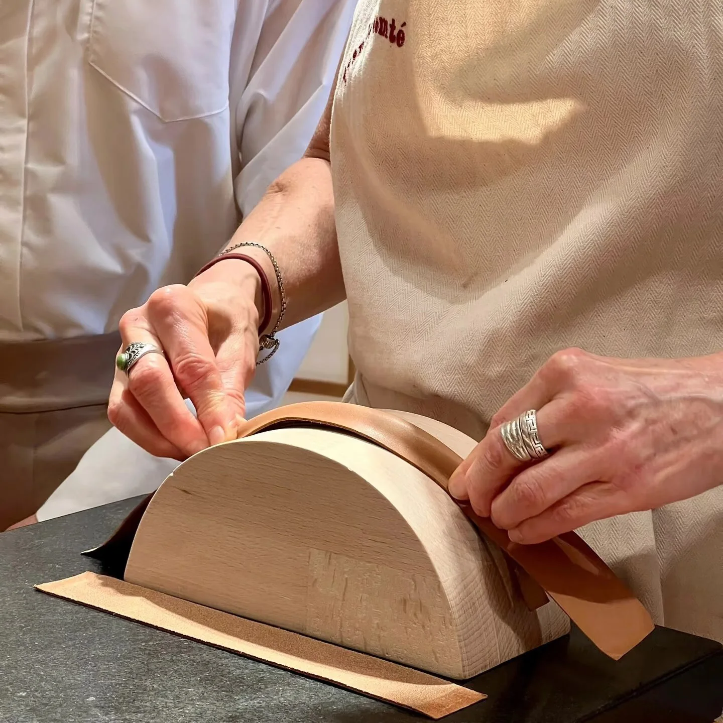 حقيبة يد من جلد البقر الأصلي للنساء ذات سعة كبيرة حقيبة يد عصرية محمولة للسيدات من جلد توغو عمل يدوي شخصي