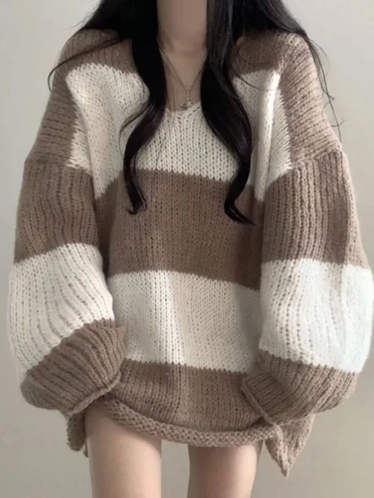 سترة محبوكة طويلة مخططة واسعة باللونين الأسود والأبيض، تصميم مخطط عريض حراري دافئ، جولة Sle، زر إغلاق واحد