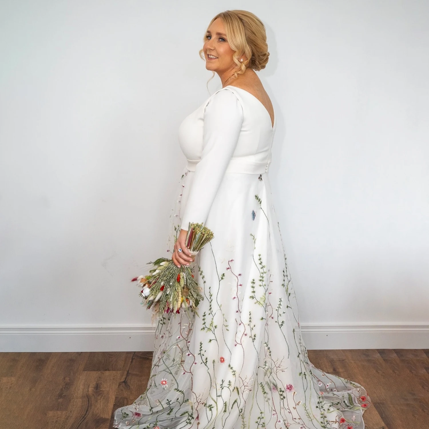 Long Sleeves Floral Lace Sweetheart Customized Wedding Dress V Neck Satin Fully Lined Colorful Plus Size Unique Bridal Gowns