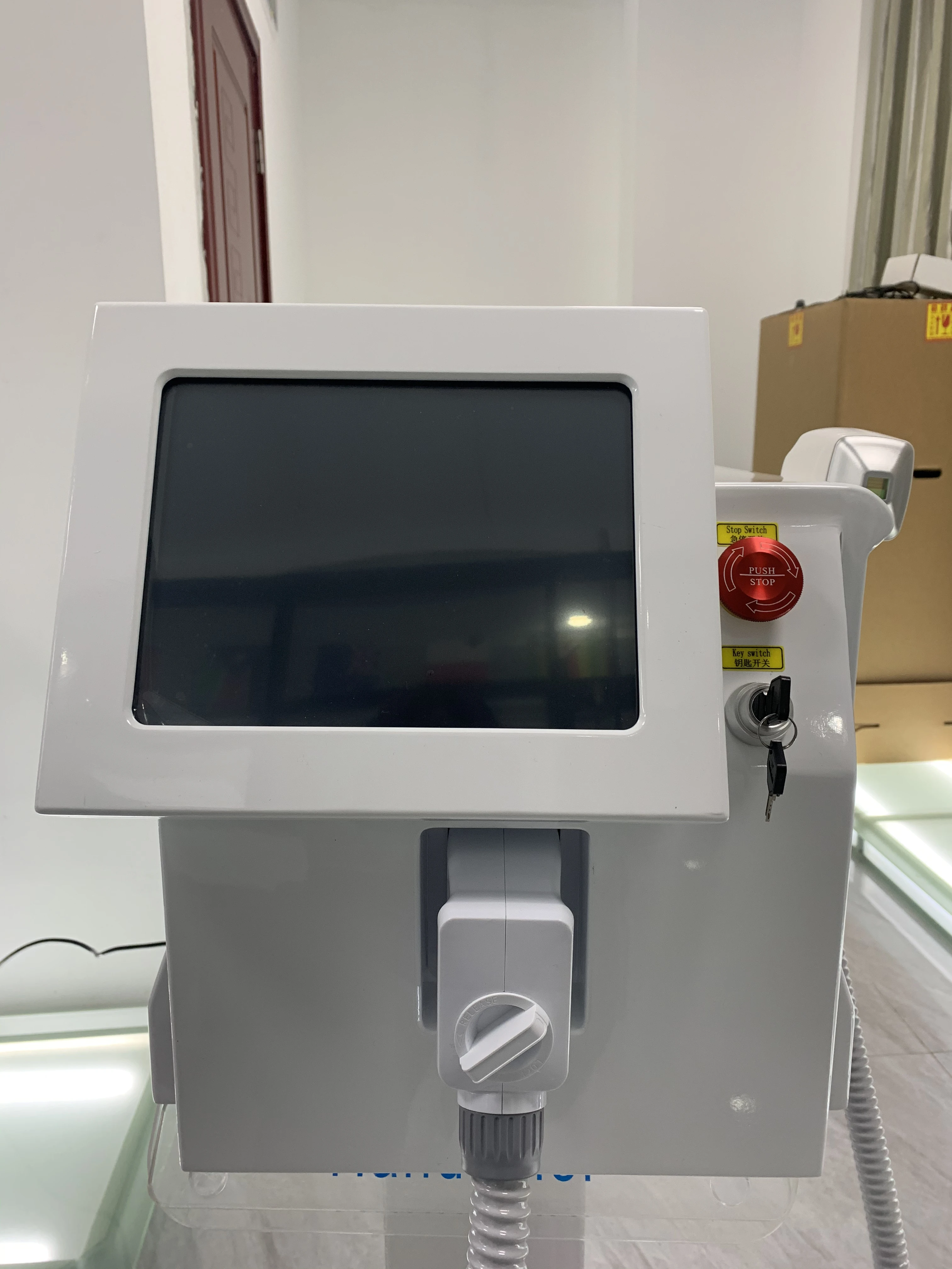 Portable 808nm Diode Laser Hair Removal Machine 2000W 3 Wavelengths 755NM 808NM 1064NM Permanent Painless