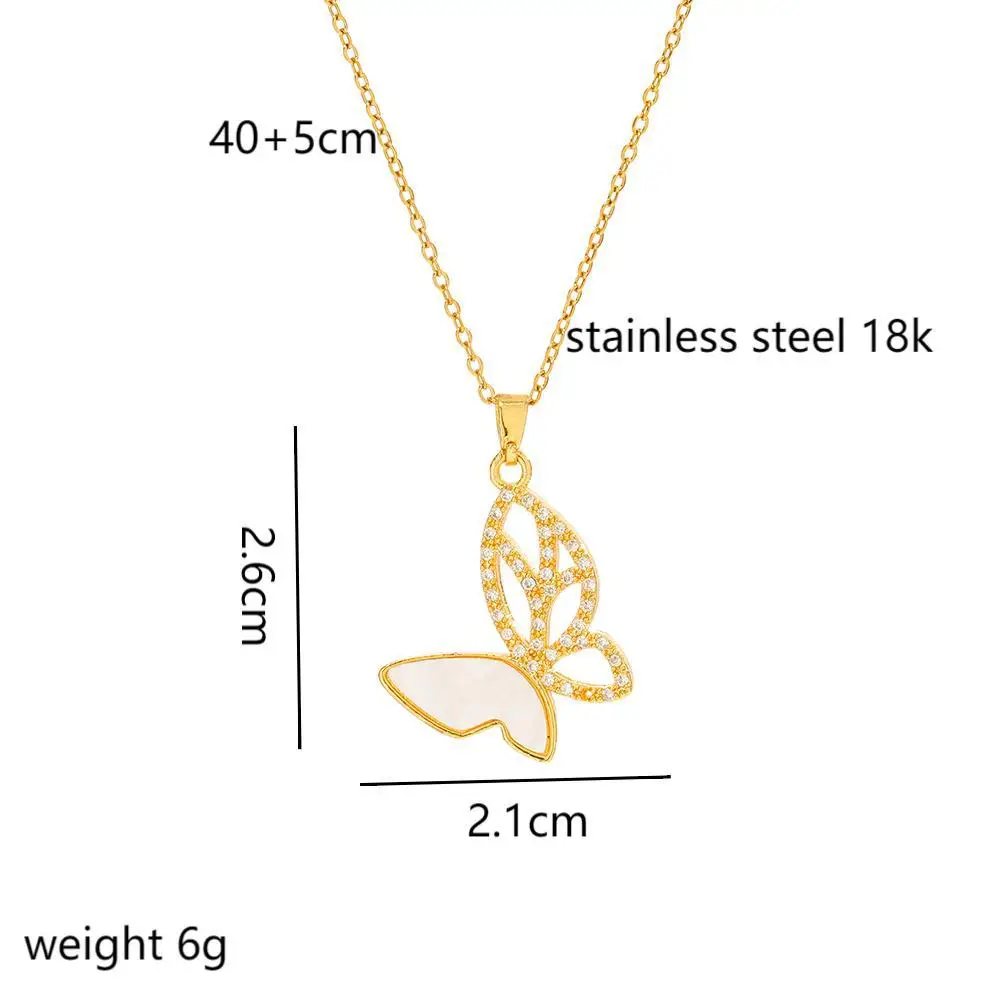 

A lady is wearing a genuine gold-plated butterfly necklace, featuring a fashionable and light luxury diamond