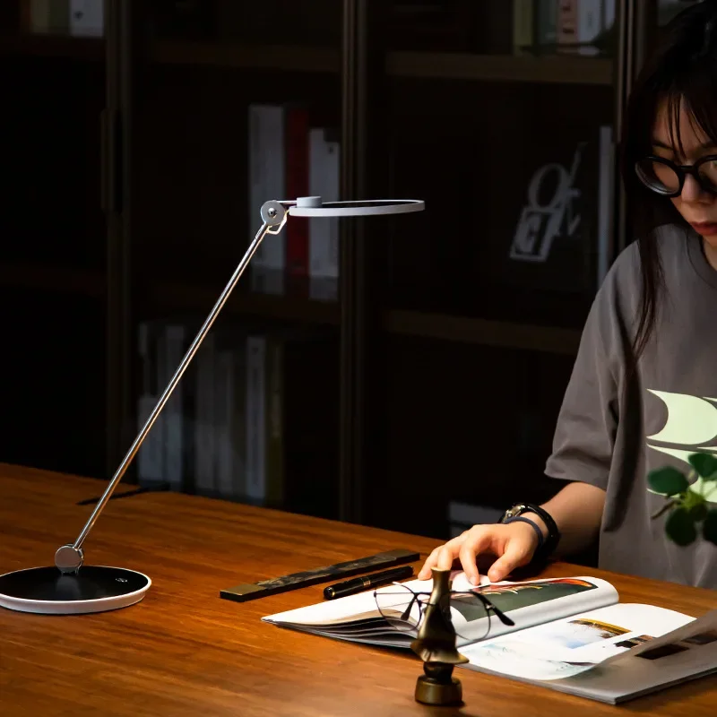 Simple dormitory study, desk lamp plug-in desk