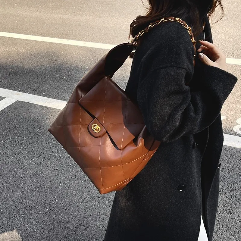 

2025 large hippie bag fashion catwalk model calfskin thick chain large capacity armpit bag