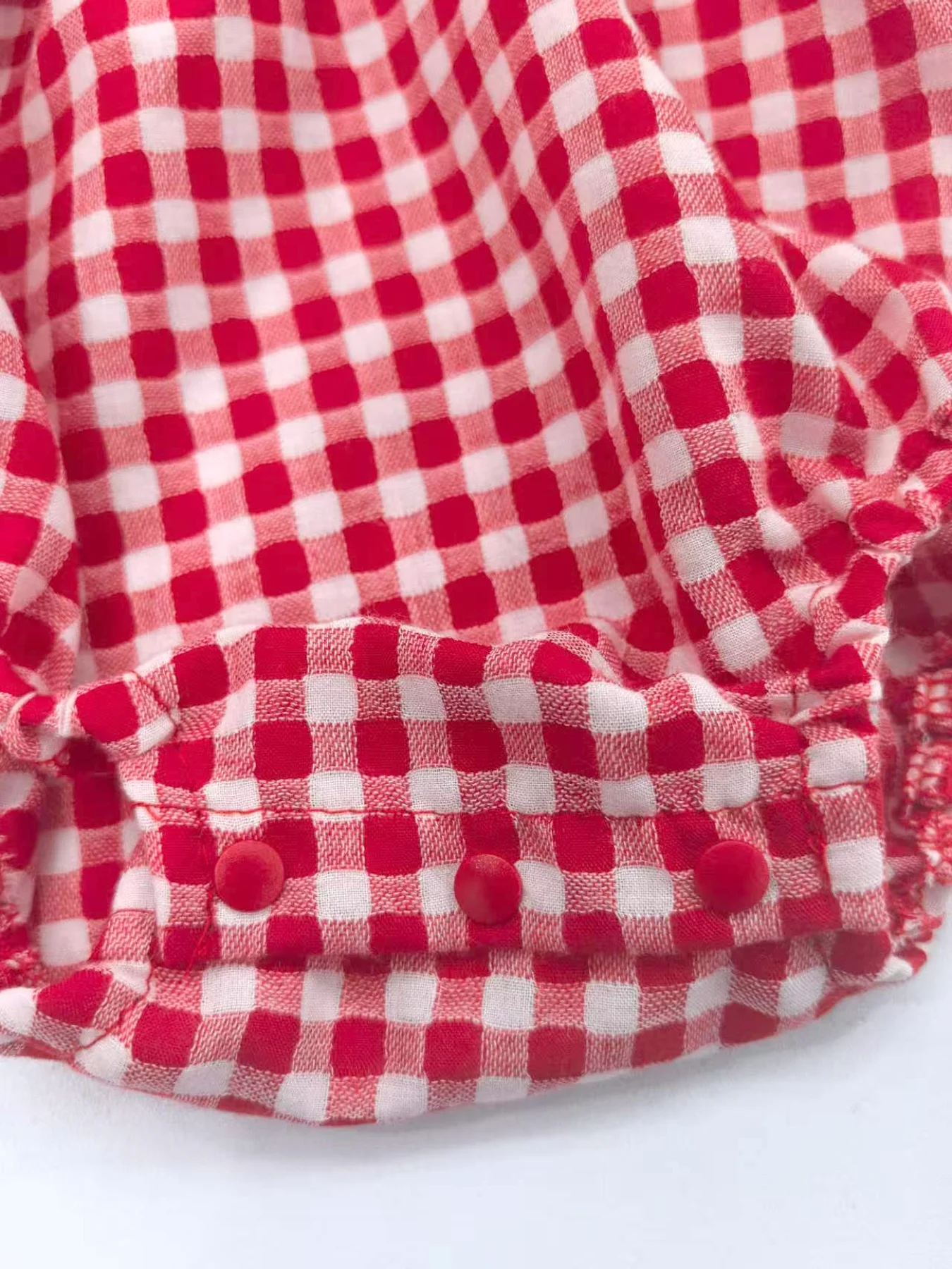 Mädchen-Strampler mit Wassermelonenkragen und Schleife, rot-weiß kariert, ärmellos, niedlicher Baby-Strampler mit Fruchtprint für Sommerpicknicks – Detail 11