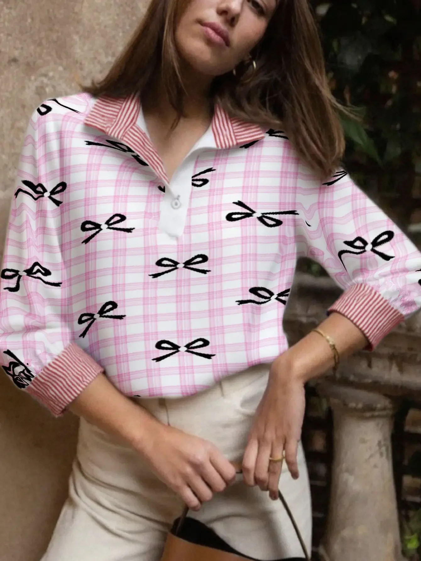 เสื้อเชิ้ตลำลองลายทางสำหรับสุภาพสตรี คอเสื้อลายทางหลากสี พร้อมลายเสื้อแบบกระดุมครึ่งตัว โรปา วินเทจ ฮอมเบร