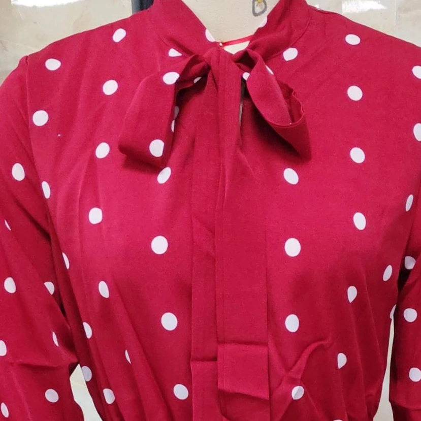 Abito da donna retrò premium autunnale al ginocchio, manica lunga, allacciatura, stampa a pois, pieghe, abito camicia in vita smock