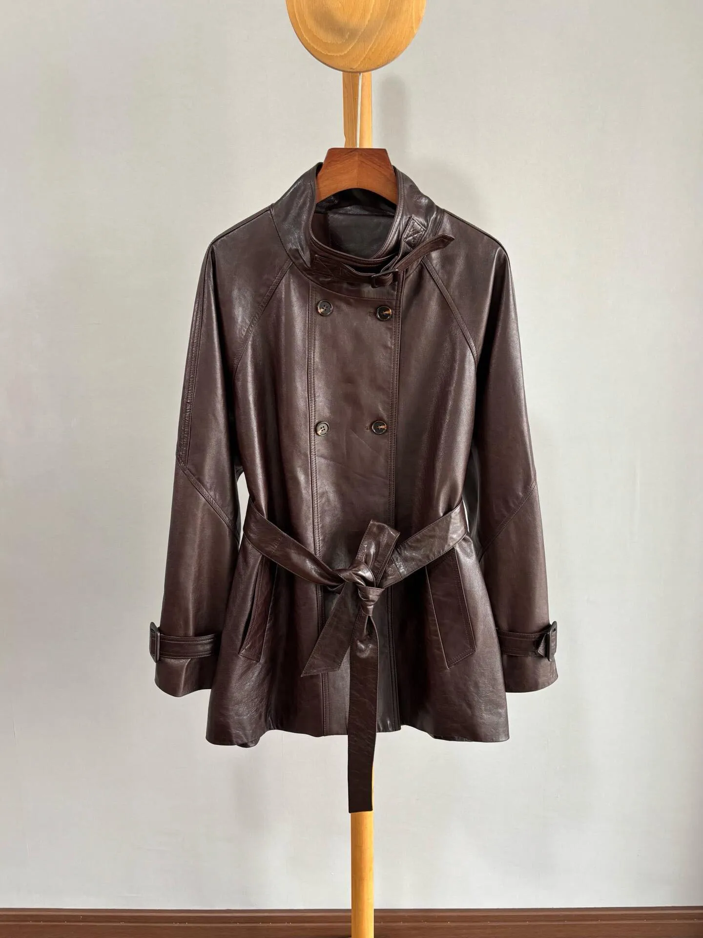 

Retro Sle Brown Leather Jaet Women's Mid-Length Waist-Cinching Stand Collar Spring 2026 Faionable Versatile Top