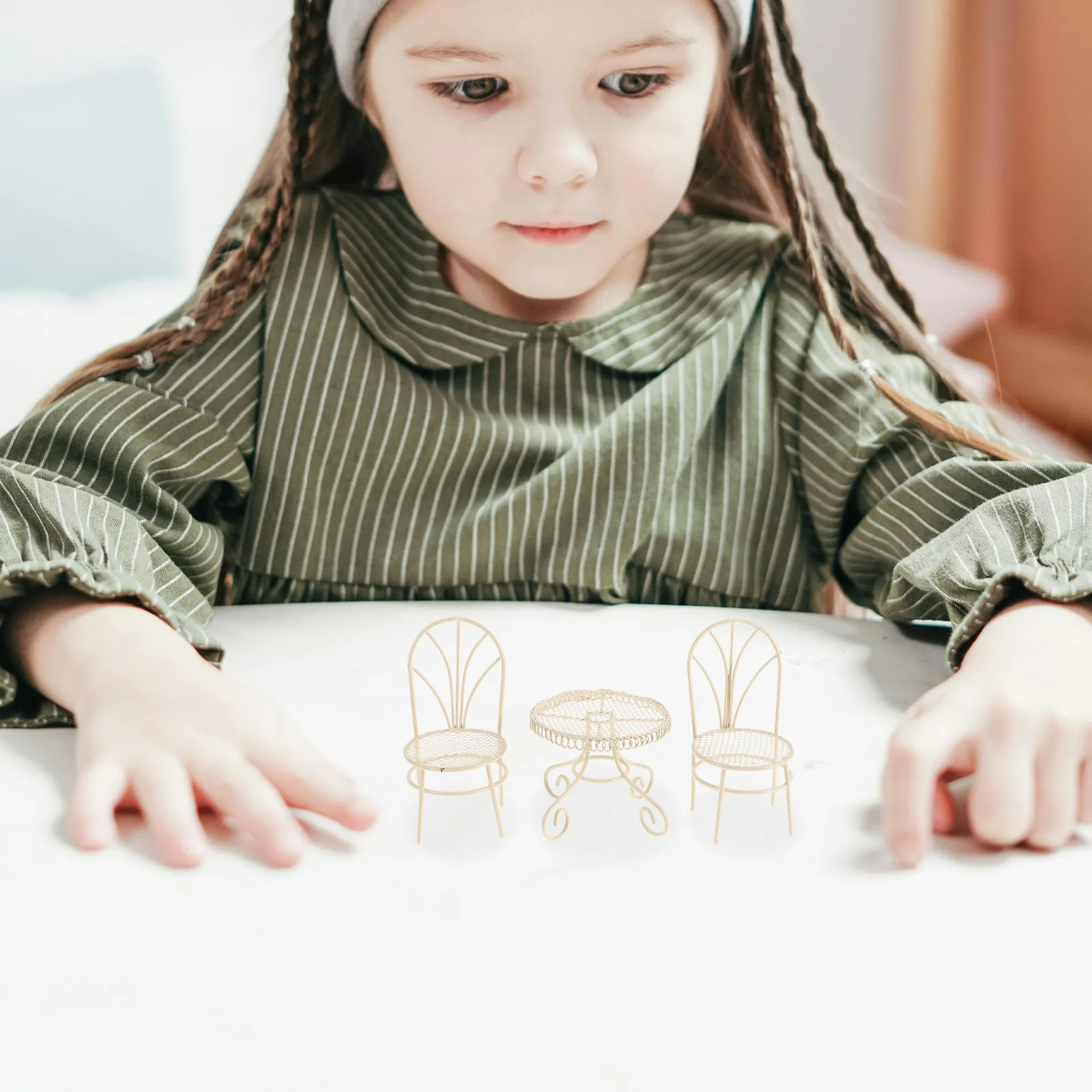 

Набор миниатюрной садовой мебели: изысканный комплект из столика и стульев для кукольного домика, аксессуар для декора ландшафта