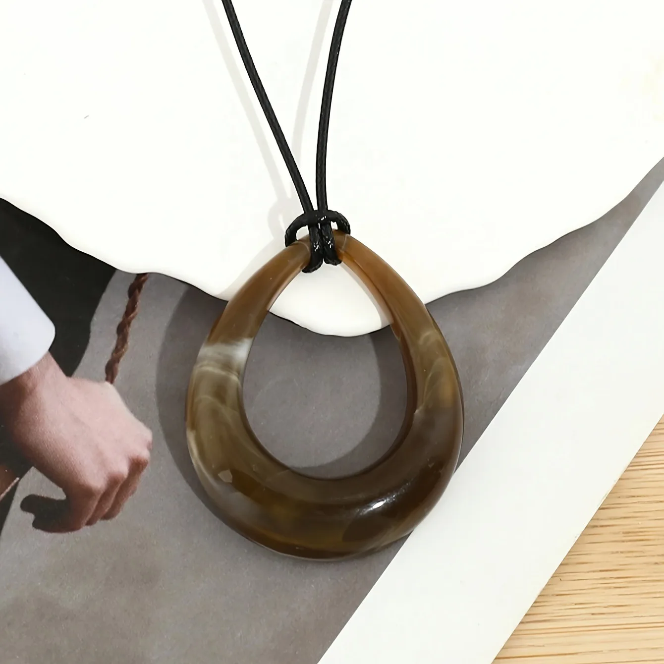 Böhmische braune Acryl-Geometrie-Halsketten mit hohlen Anhängern für Frauen, trendige schwarze Lederseil-Pulloverkette, Party-Schmuckgeschenke. – Detail 5