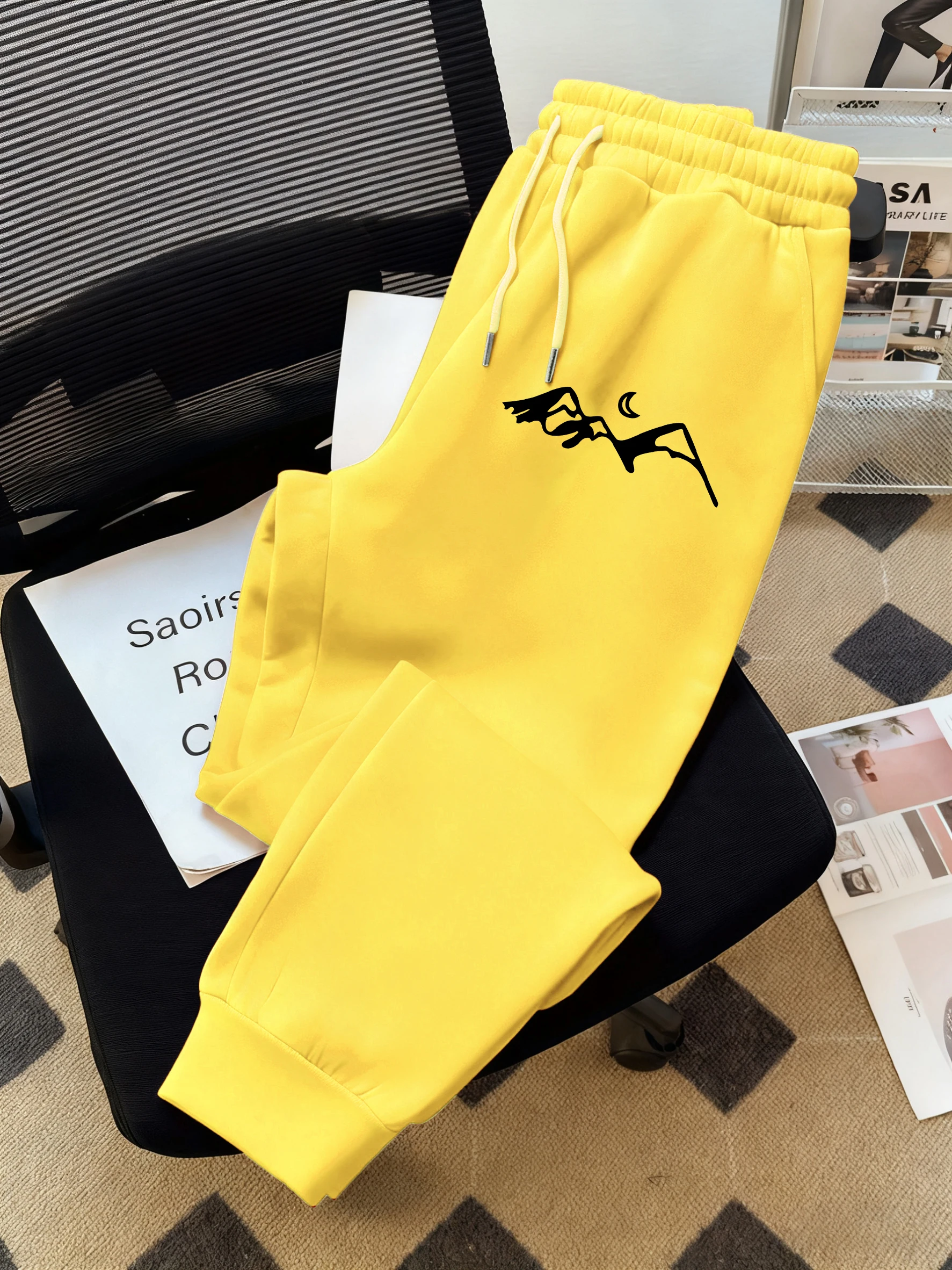 

The Moon Quietly Climbs Up Printed Men Sportpants Versatile Comfortable Trousers Trendy Fleece Male Pant Retro Warm Sweatpants