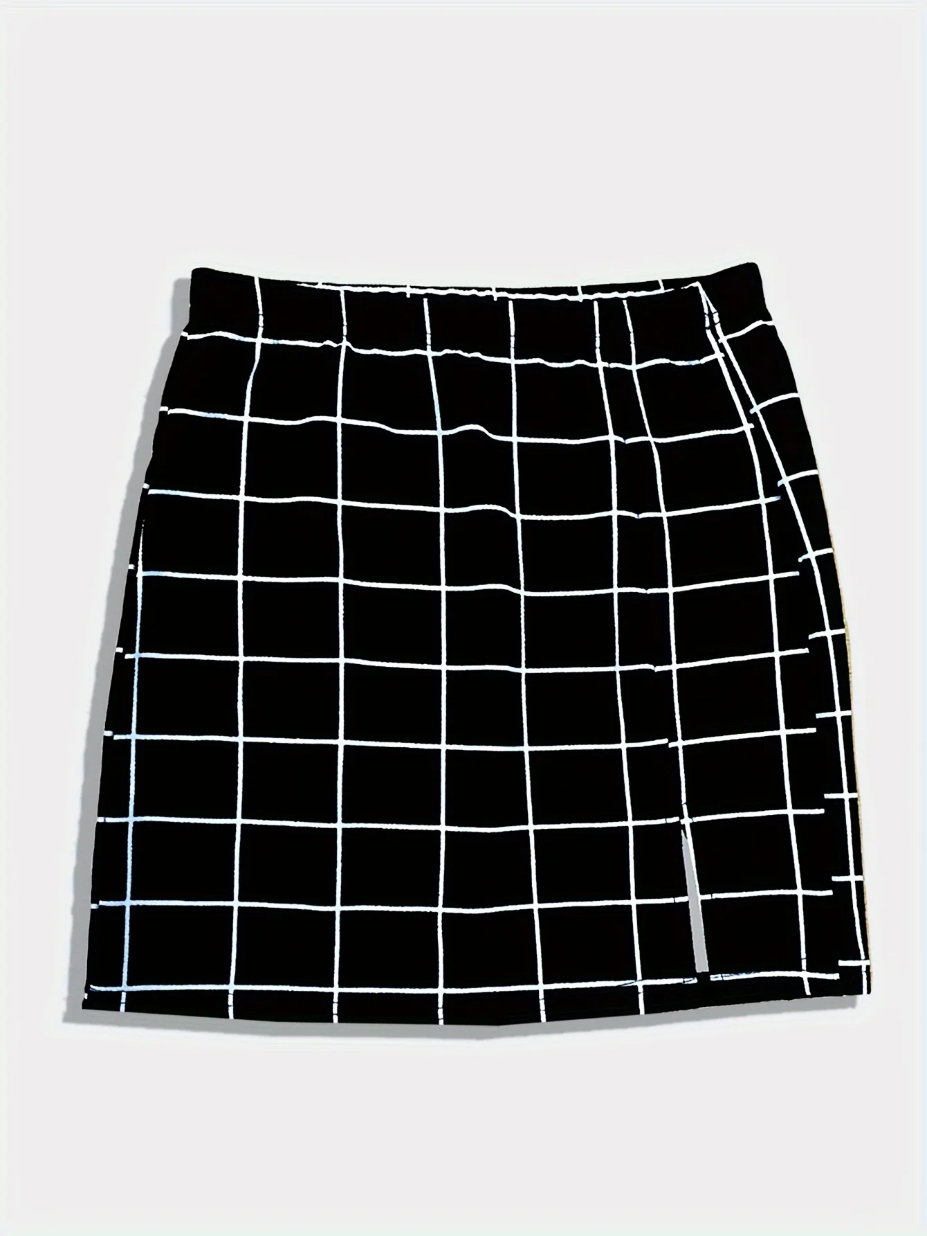 ارتدي تي شيرت قصير برقبة على شكل حرف V مع إحساس تصميم فريد، وقميص نحيف بأكمام طويلة للنساء، وتنورة مربعة باللونين الأسود والأبيض