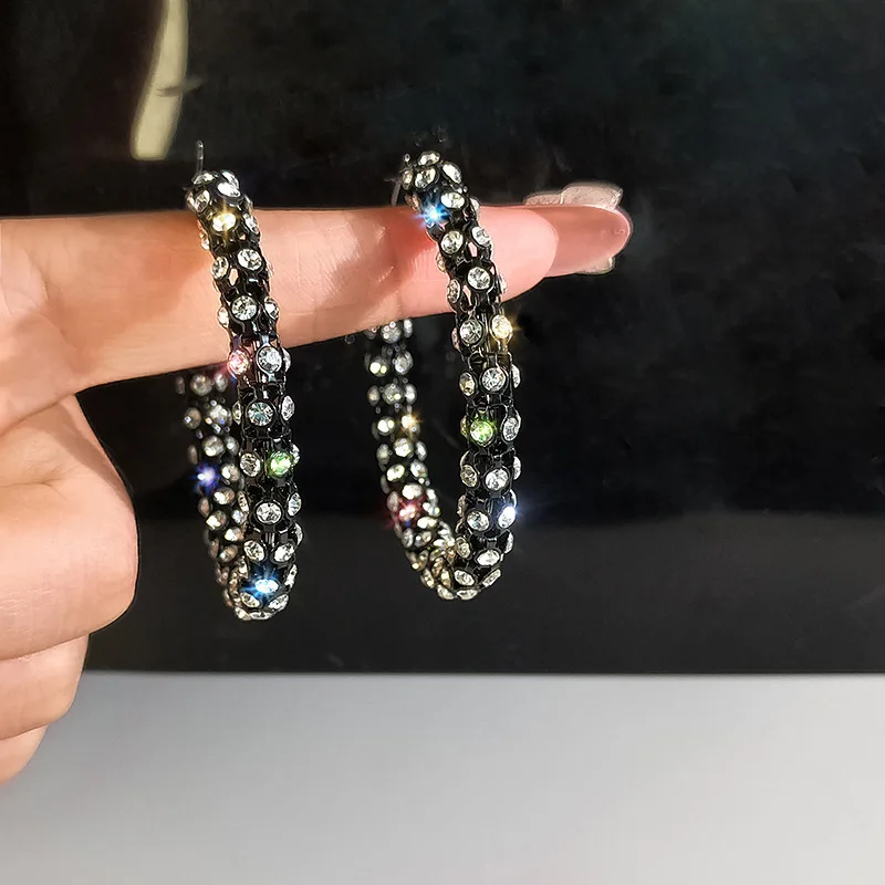 Fashionable earrings with black hollowed out large earrings, full of diamonds, simple and trendy silver needle circle earrings