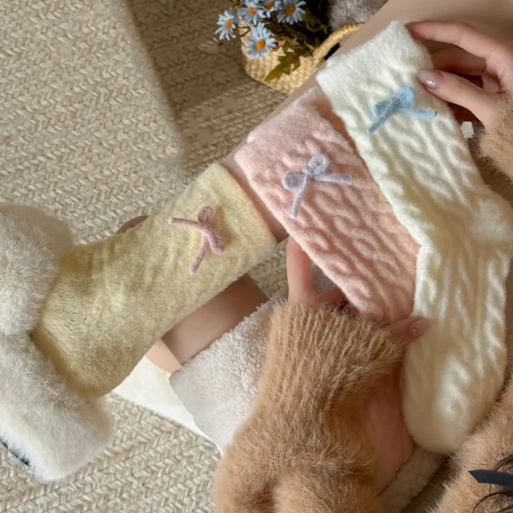 

Kawaii утолщенные носки из кораллового флиса с бантом и винтовой резьбой, напольные плюшевые носки, зимние чулочно-носочные изделия, женские осенние носки средней длины