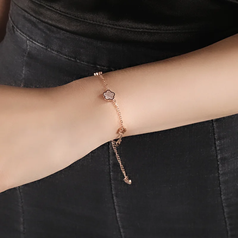 Edelstahl-Armband mit 5-Blatt-Kleeblatt-Anhänger für Damen, modisches, hohles Handketten-Armband, Schmuck, Partygeschenk