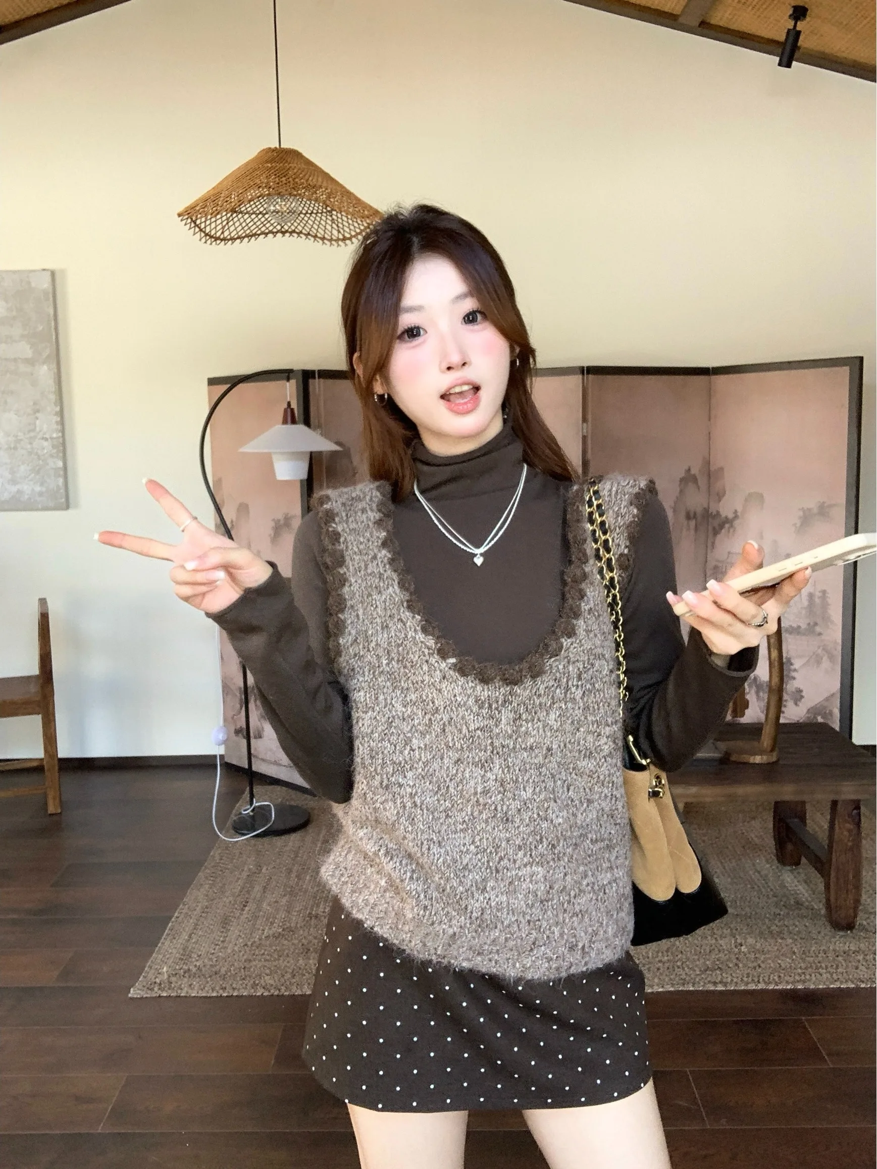 

Корейский дизайн, цветные блоки, женский жилет, весна 2026, новая универсальная утягивающая безрукавка для многослойного ношения, топ с U-образным вырезом без пуговиц