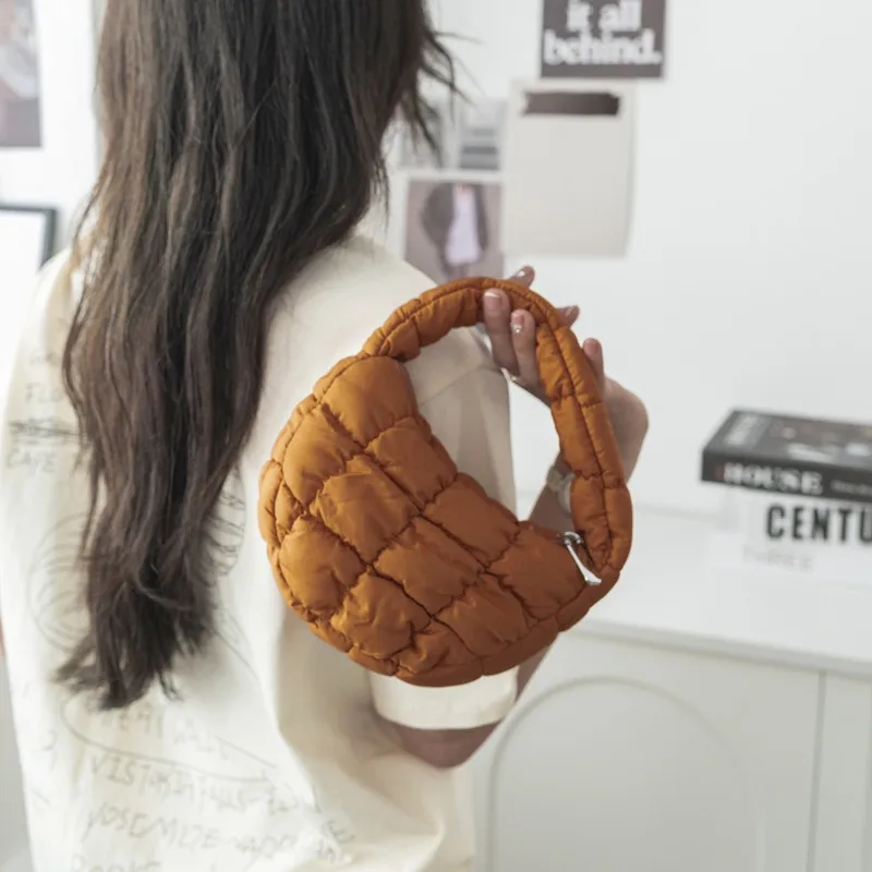 

2024 Women's Bag: Small and Popular Cloud Bag Korean Version Wrinkle Handheld Dumpling Handheld Bag Wholesale