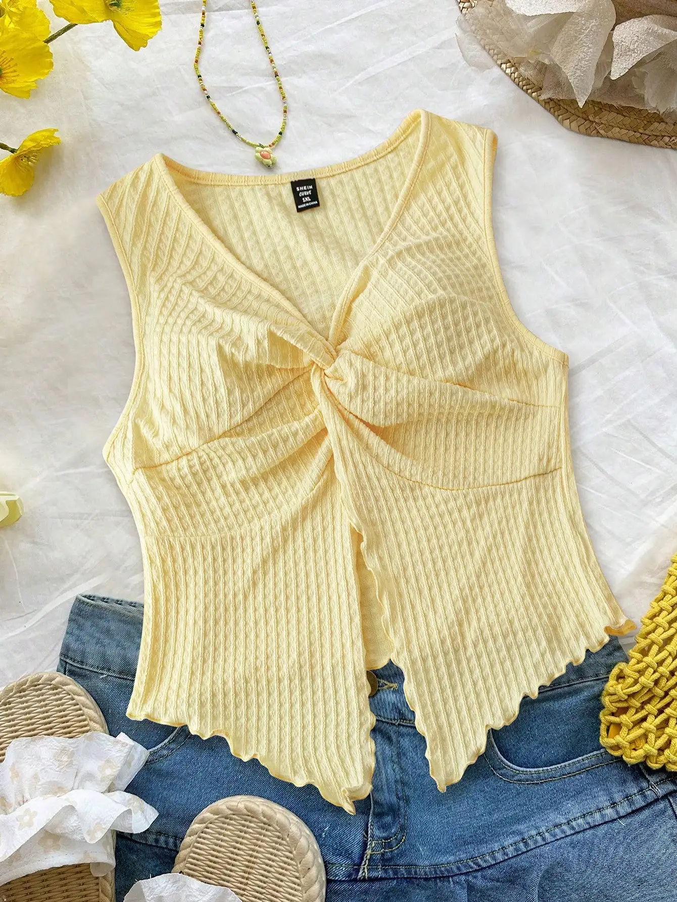 

Желтый топ больших размеров с перекрученным передом и V-образным вырезом без рукавов для летнего пляжного и повседневного образа