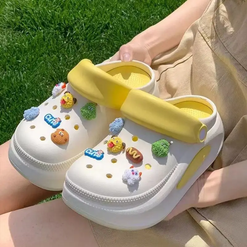 

Dopamine hole shoes for women who step on shit wear new indoor home thick soles to increase the height of Baotou cool in summer