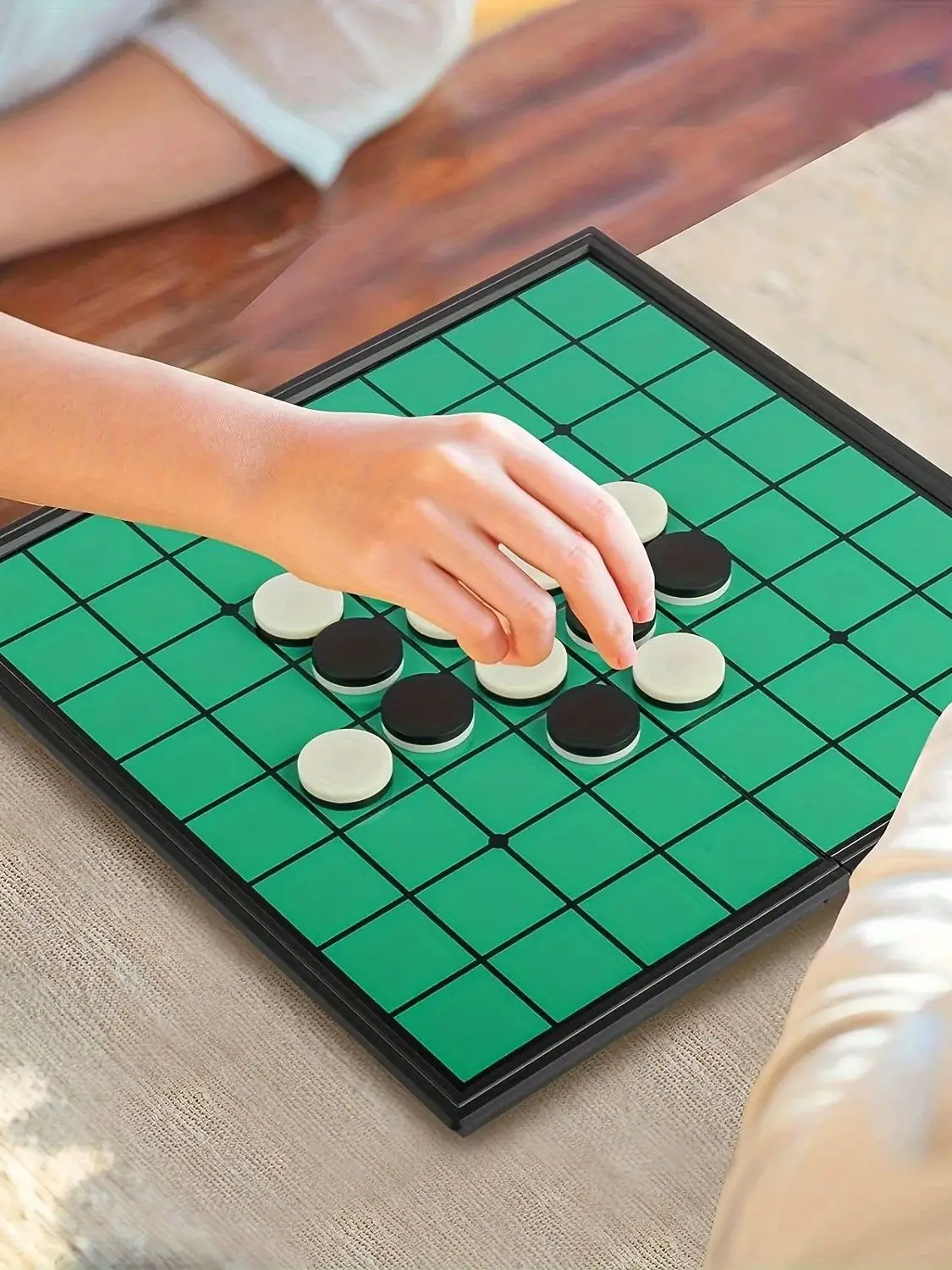 AIUAZA Original Othello - Timeless Strategy Game - Engaging & Secure Magnetic Folding Board - Perfect for Indoor Fun