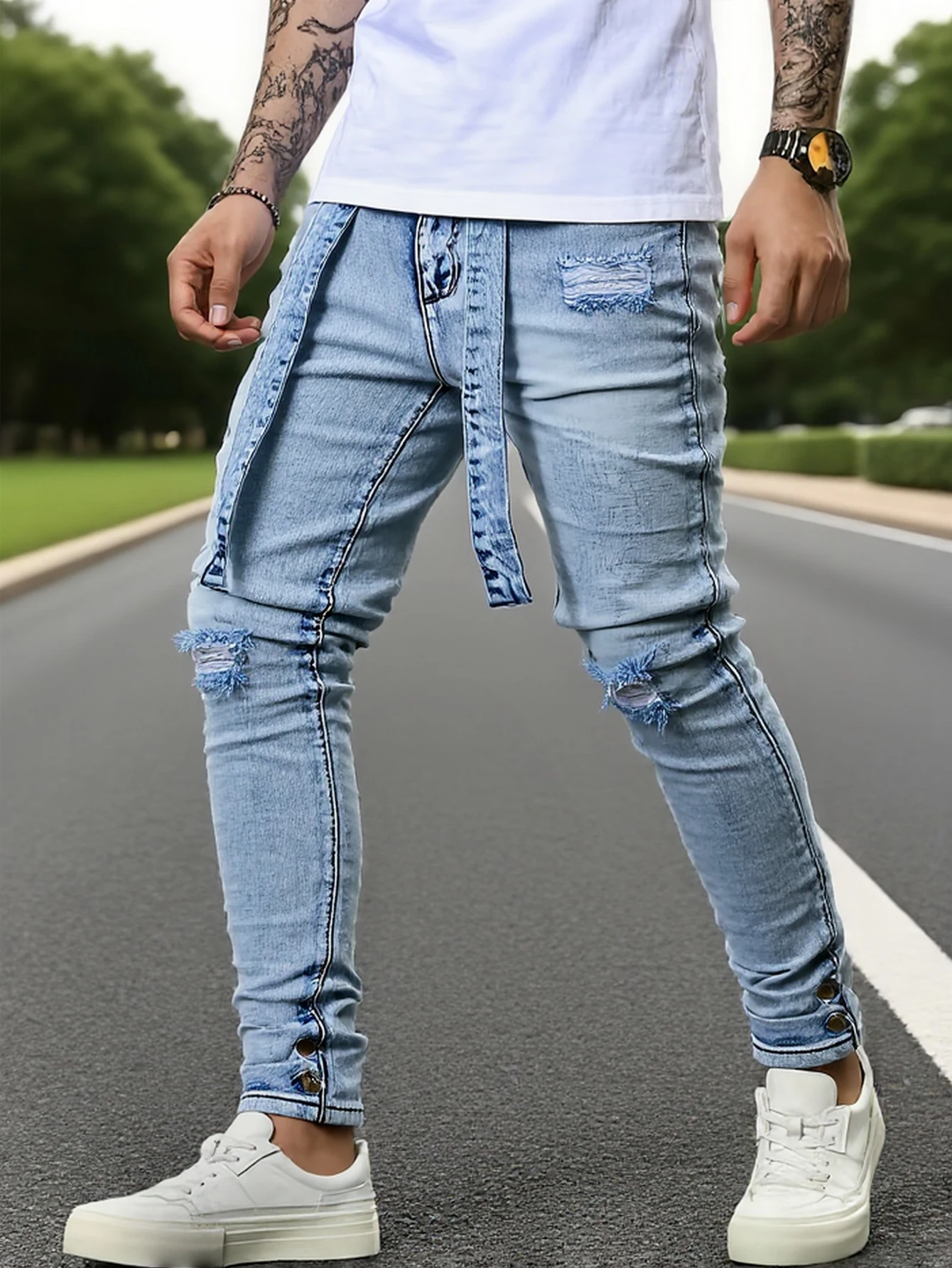 

Мужские потертые джинсы небесно-голубого цвета с уникальной лентой и пуговицами, тонкие и стильные, легко создавающие модный уличный стиль.