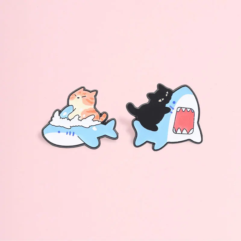 Wholesale Funny Cat Riding Shark Brooch Creative Ocean Animal Metal Badge Pin for Gift DIY Bags Hat T-shirt Clothing Accessories