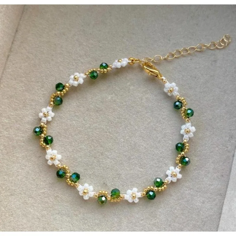 Beaded Daisy bracelet: Dark green floral pattern with golden accents