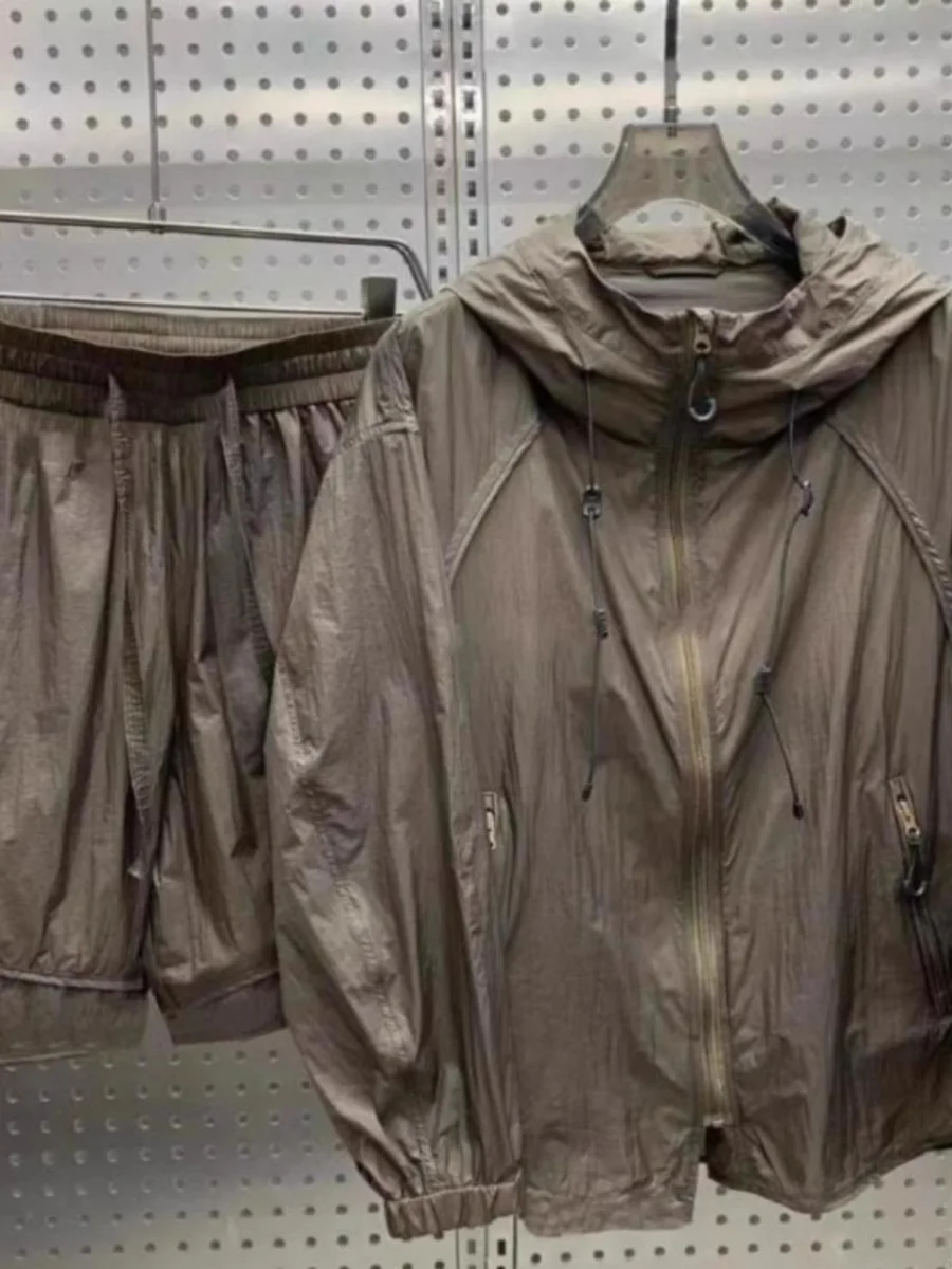 

Летний мужской модный комплект одежды для защиты от солнца: легкая тонкая кепка, повседневный костюм из двух предметов, шорты, длинный свитшот.